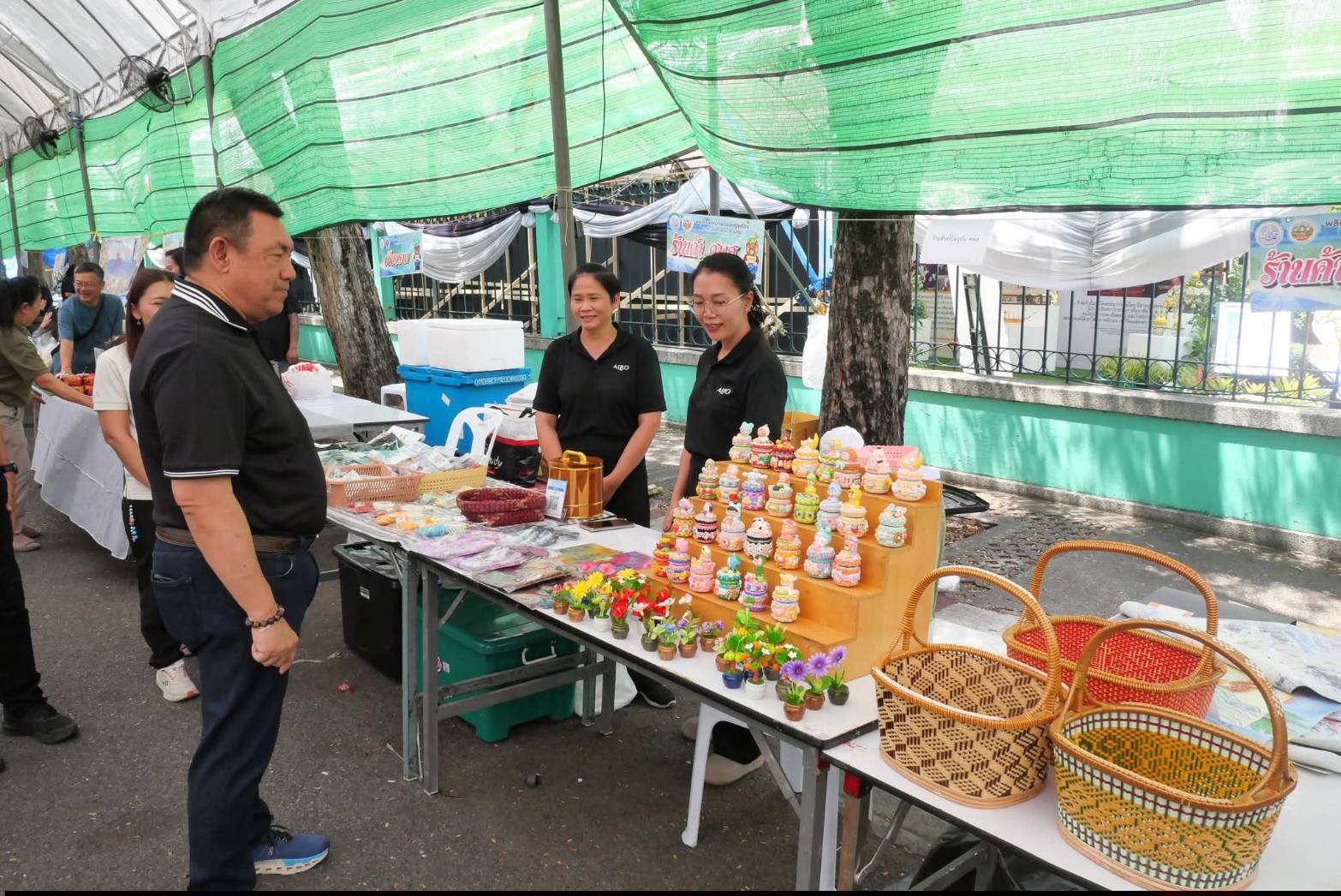 title - เลขาธิการ ส.ป.ก. เยี่ยมทักทายเกษตรกรและซื้อสินค้าในบรรยากาศวันสุดท้ายของการออกร้านขายสินค้า จากเขตปฏิรูปที่ดิน ส่งท้ายงานครบรอบ 51 ปี ส.ป.ก. ณ สำนักงานการปฏิรูปที่ดินเพื่อเกษตรกรรม